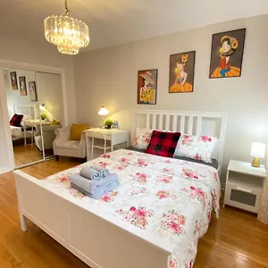  Guest house Sunny House - Main Floor, Free Parking, In