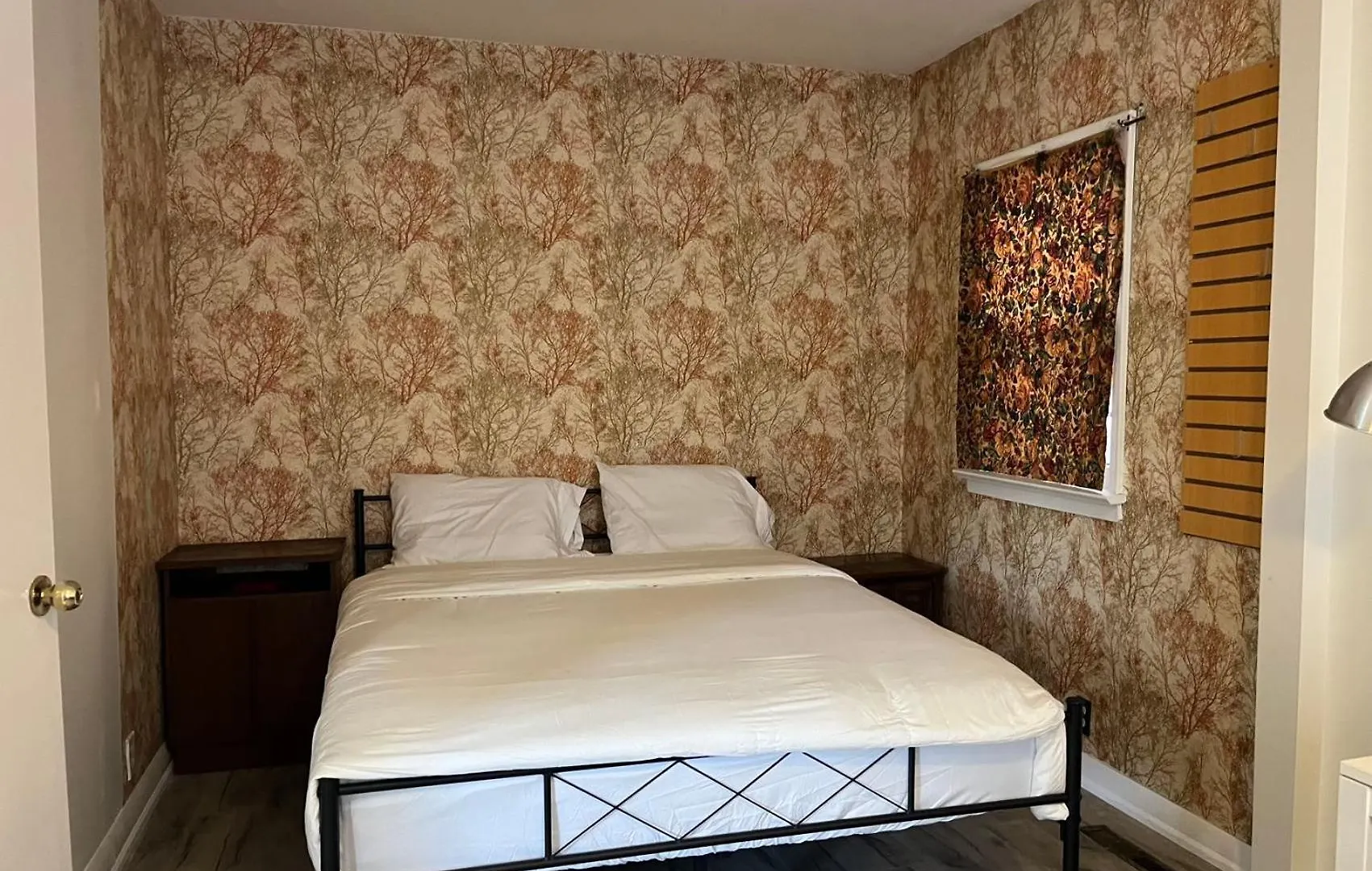Guest house Spacious Urban Retreat Queen Bed & Sofa Bed Near Finch Subway Sleeps 4 Toronto