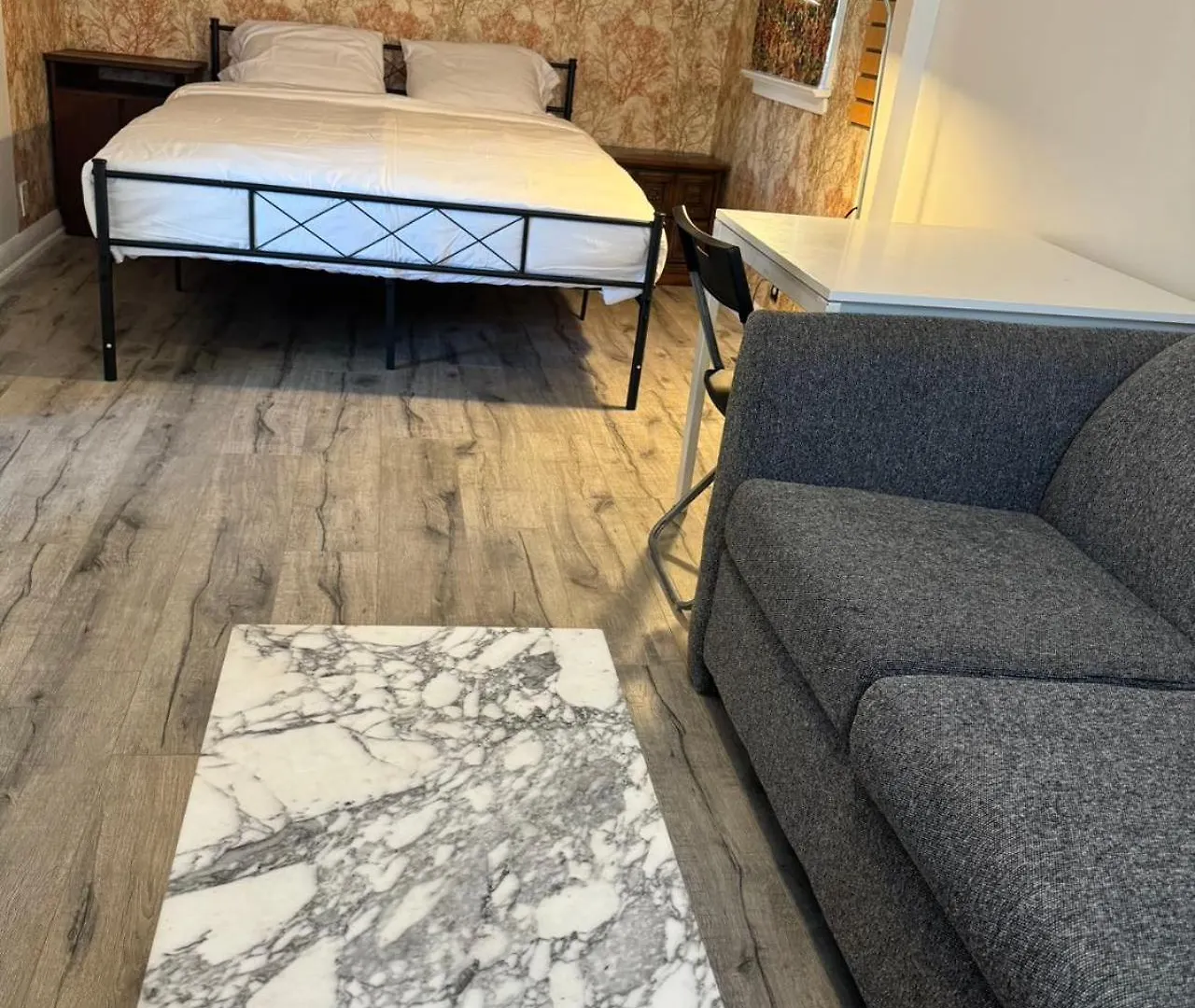 Spacious Urban Retreat Queen Bed & Sofa Bed Near Finch Subway Sleeps 4 Toronto